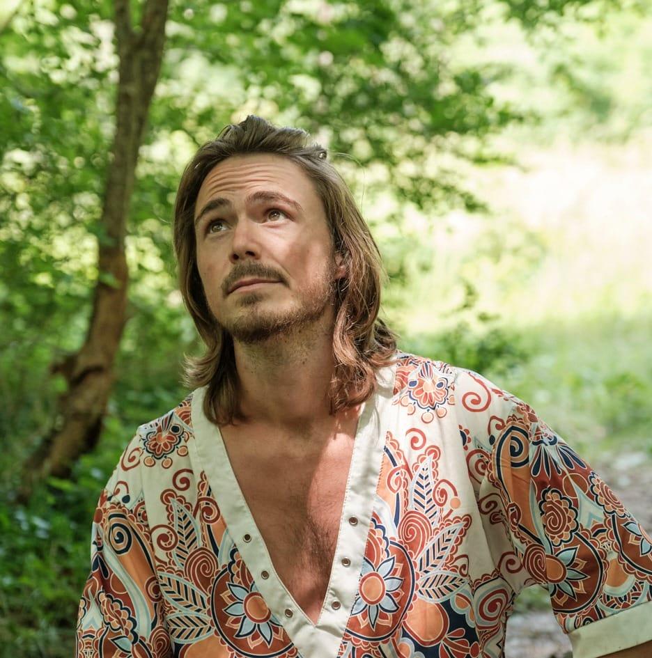 Florian Surya Ananda Les Dancing Prayers sont composées de 30 à 60 min de chants médecine du monde, ainsi que d’un temps de méditation, puis d’environ 2h de danse et de 30 à 60 min de chants, ainsi que d’un temps de méditation. Les Dancing Prayer commencent souvent par cérémonie cacao.