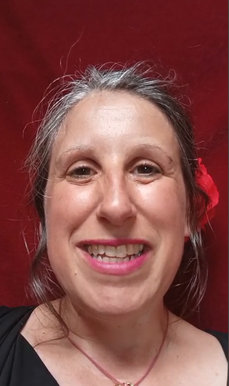 Je suis Géraldine la conceptrice et la directrice d'un théâtre unique en son Genre. @lepetittheatredesableemouvant Il s'agit de la scène des métaphores où l'imaginaire s'allie aux symboles dans tous les sens du terme. Une expérience vibrante en conscience, par l'émerveillement 'émotions garantie 🪄🎩⭐💛✨Plusieurs ateliers pendant l'événement. Pour une durée d'1h30 pour 4 a 8 personnes adultes en participation libre en cœur, âme et conscience