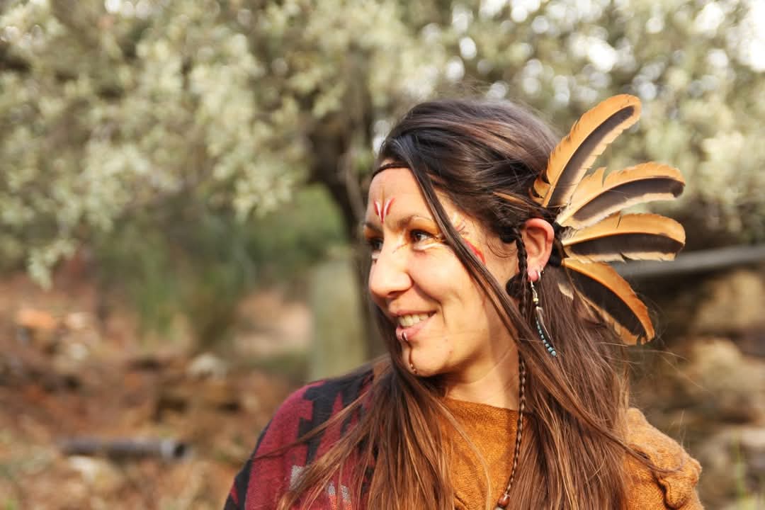 "Maïkan'Art 🌿 ~ou comment remettre la vibration au centre de l'artisanat plumassier~ Pour Morgane, la plume n'est pas un détail. Elle est centrale. Elle capte, elle élève, elle transcende. De ses mains, naissent créations, parures et objets sacrés, allant de l'Attrape-rêve à la Boucle d'oreille en passant par les Plumes et Éventails de fumigation. Le tout, léger et intensément coloré. La plume naturelle est soigneusement sélectionnée révélant ainsi toute sa splendeur, et à qui saurait le voir, un peu (beaucoup parfois !) de sa magie ... Ose-toi à la rencontre, Viens te parer de 1001 plumes !"